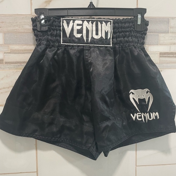 MMA fight boxing shows Venum Classic Muay Thai Short - Black/White mens size M - Picture 4 of 8